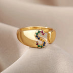Anillo personalizado con inicial de arcoíris