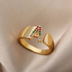 Anillo personalizado con inicial de arcoíris