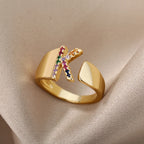 Anillo personalizado con inicial de arcoíris