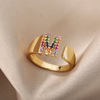 Anillo personalizado con inicial de arcoíris