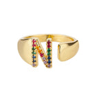 Anillo personalizado con inicial de arcoíris