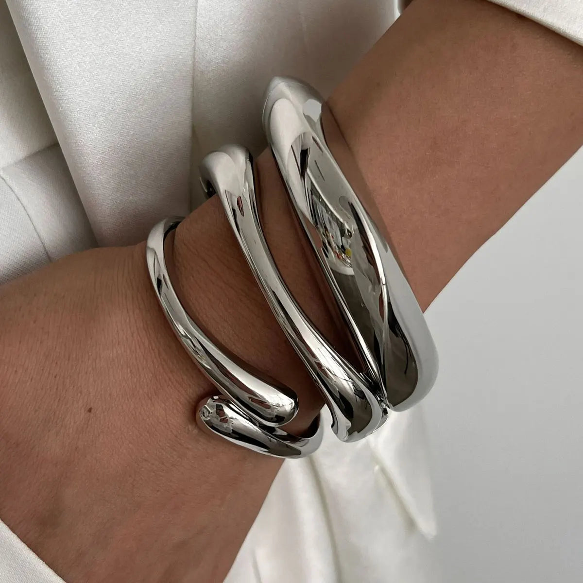 Pulsera elegante con forma de cúpula