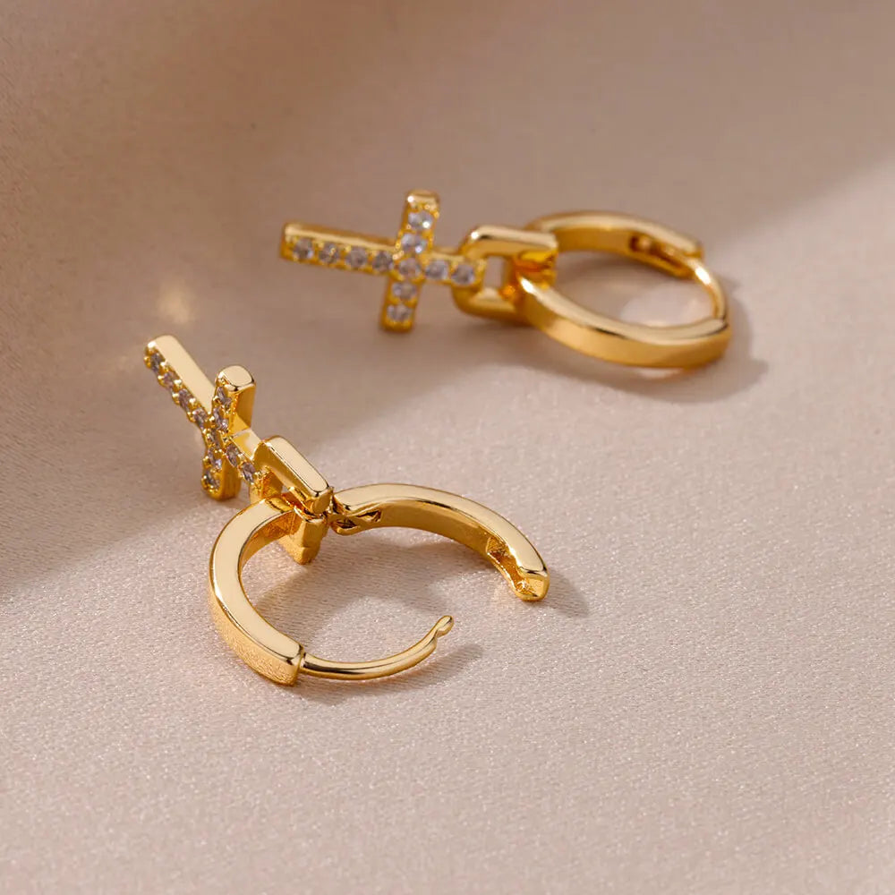 Pendientes Huggie con cruz de cristal