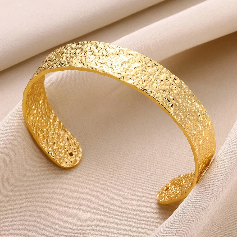 Brazalete de oro texturizado