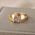 Anillo personalizado con inicial de arcoíris