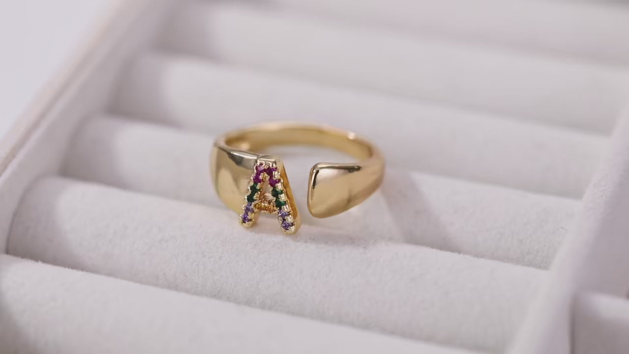 Anillo personalizado con inicial de arcoíris